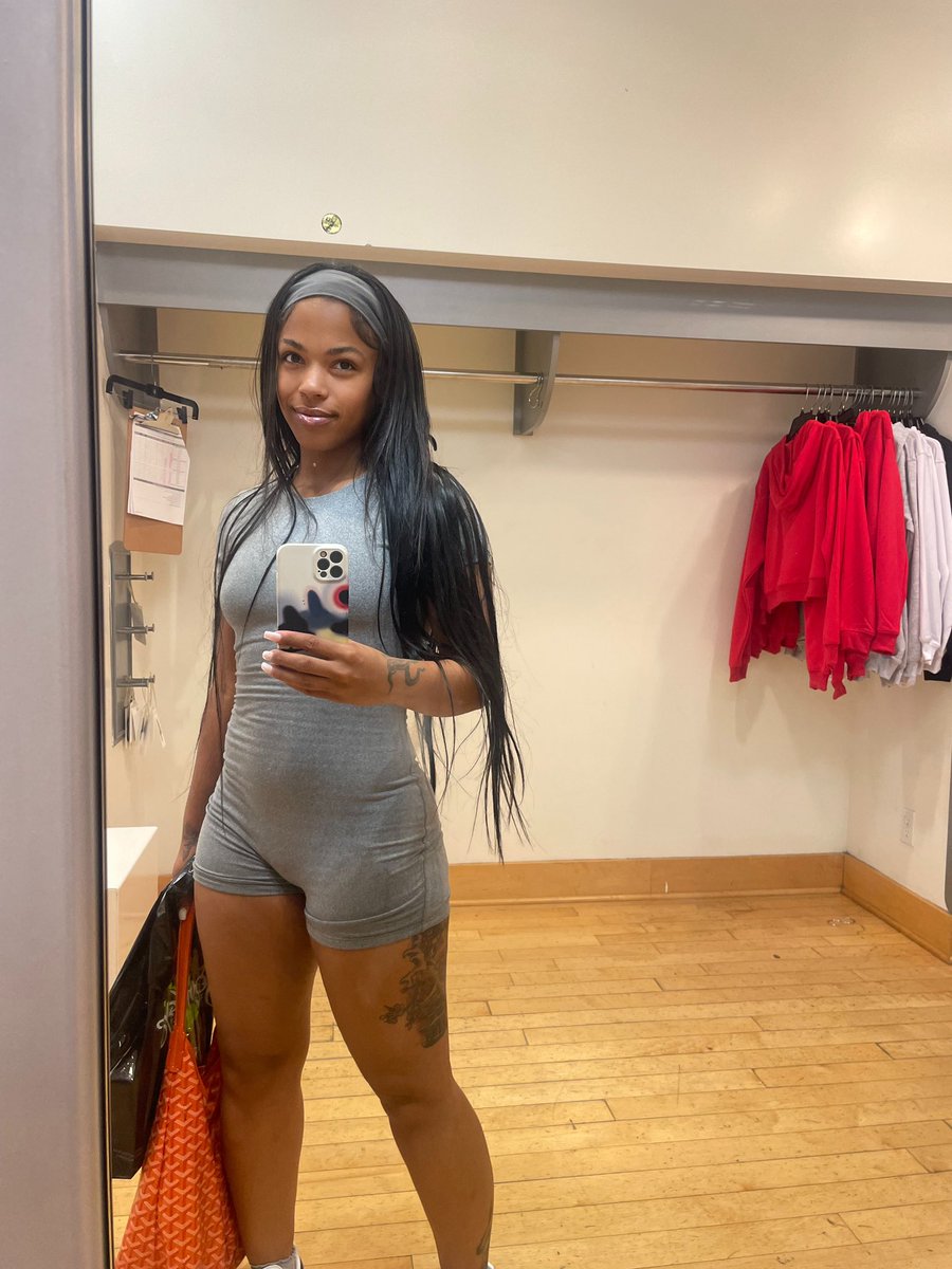 SiganyB's tweet photo. Girls with thick legs > https://t.co/F3KAUJ8dDC