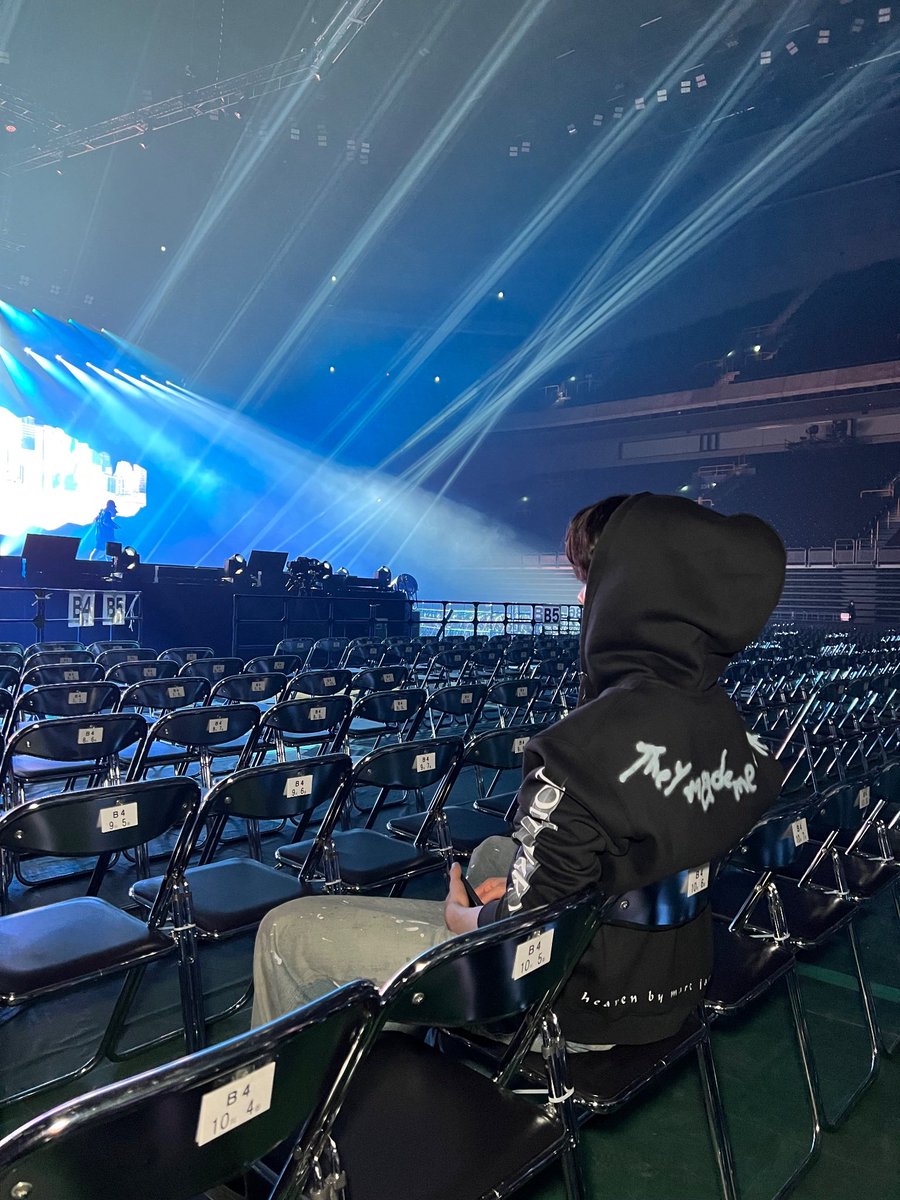 jafkesim's tweet photo. Sat back, soaking up the scene from the audience seat. Just me, a seat, and the thrill of being part of something bigger than myself. Who knew being in the crowd could feel so damn amazing? https://t.co/y7WMvqswPB