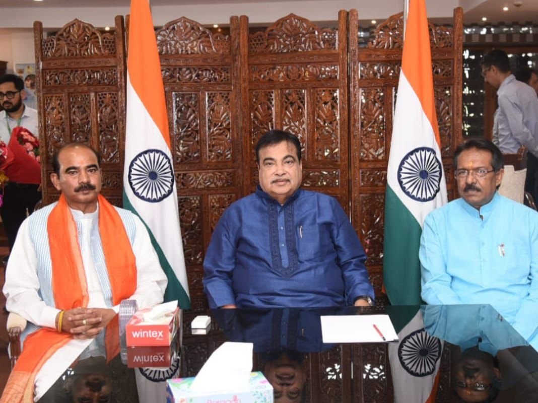 TheHindUVAACH's tweet photo. केंद्रीय मंत्री नितिन गडकरी ने आज सड़क परिवहन और राजमार्ग मंत्री का पदभार संभाला

इस दौरान अजय टम्टा और हर्ष मल्होत्रा ने भी सड़क परिवहन और राजमार्ग राज्‍यमंत्री का पदभार संभाला।

#NitinGadkari #AjayTamta #HarshMalhotra #BJP #PMModi #Modi30 #ModiaGovt https://t.co/eYblANxuTK