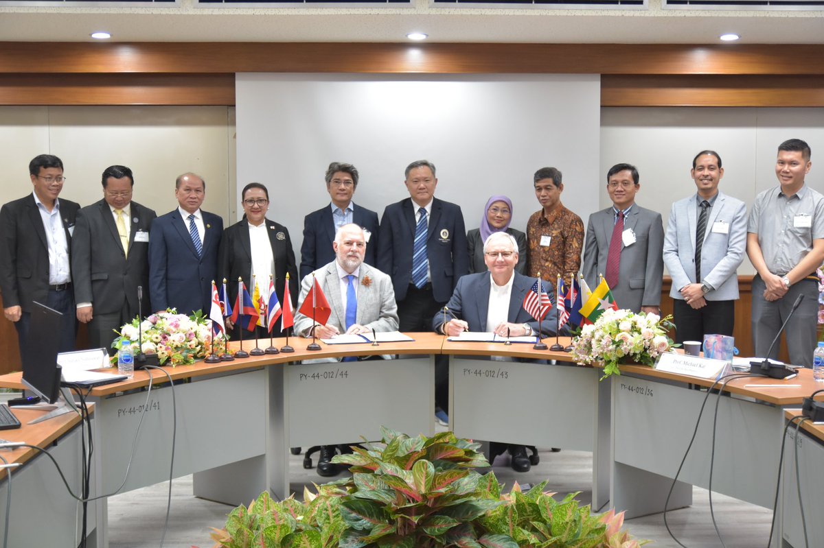 MelodyRyan's tweet photo. Excited to be present for the signing of the #US-ASEANPharmacyConsortium agreement and the 30th anniversary of the #US-ThaiPharmacyConsortium and #ASEANPharmNET. https://t.co/jfTjwOQynV