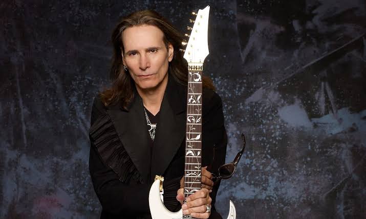 MusicRandomFact's tweet image. Junio 6, 1960.
Nace en Carle Place, New York, Steven "STEVE" Siro VAI. Guitarrista, compositor, y productor, comenzó su carrera con Frank Zappa, omenzó su carrera solista en 1983, ha grabado y girado con Public Image Ltd, Alcatrazz, David Lee Roth, Whitesnake y en el G3 tour.