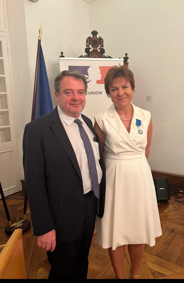 BereniceDoray's tweet photo. Très fière et reconnaissante envers la France pour cette distinction de chevalier dans l’Ordre National du Mérite en reconnaissance d'un parcours HU ancré dans les valeurs républicaines et de la mise en lumière des #TSAF.
@pf_mourier @Prefet974 @Univ_Reunion @chudelareunion https://t.co/LFmjYkey9a