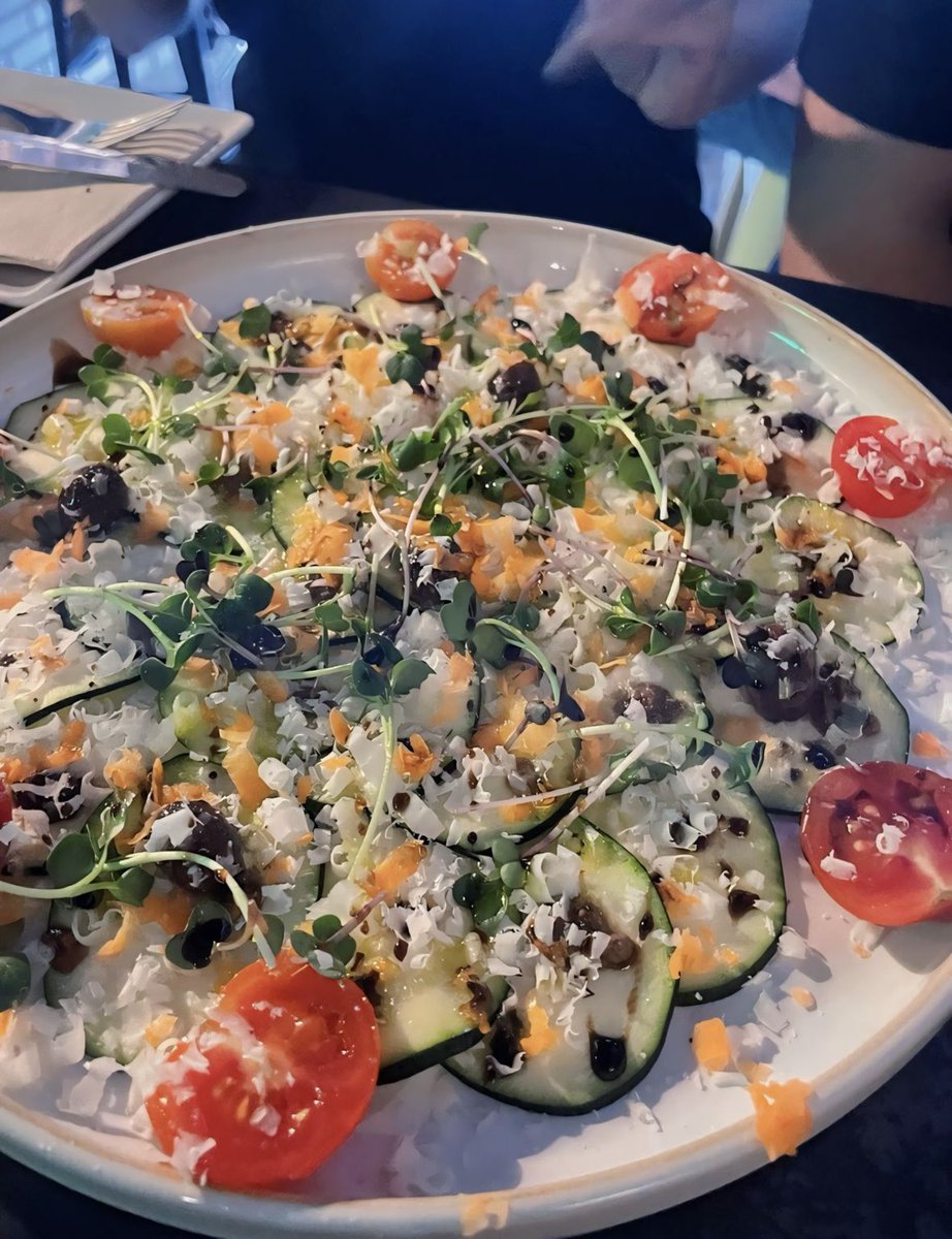 🥗 🧑🏼‍🌾 Ensalada de calabacín con parmesano, paté de aceitunas y #aove.

El verano es la temporada perfecta para disfrutar de ensaladas frescas y ligeras.

¿Empezamos de tranqui la semana? ¡Volvemos! 🙌🏻💚
.
#DegustaJaén #OleotourJaén #Baeza #Jaén #Aove #ComidaCasera