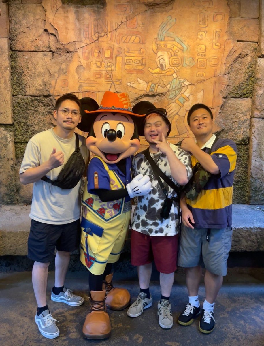 do_tibi's tweet photo. 昨日はしんやくんとしんいちくんとディズニーシーへ行ってきました🤭
暑いかなって思ったけど風が吹いてて過ごしやすかった！
乗り物も何個か乗ったけどめちゃ怖かったw
ミッキーも可愛かった🤭
二人とも車椅子ずっと押していろんなサポートしてくれてありがとう。
めちゃくちゃ楽しかったー！ https://t.co/UpG4EeiUID