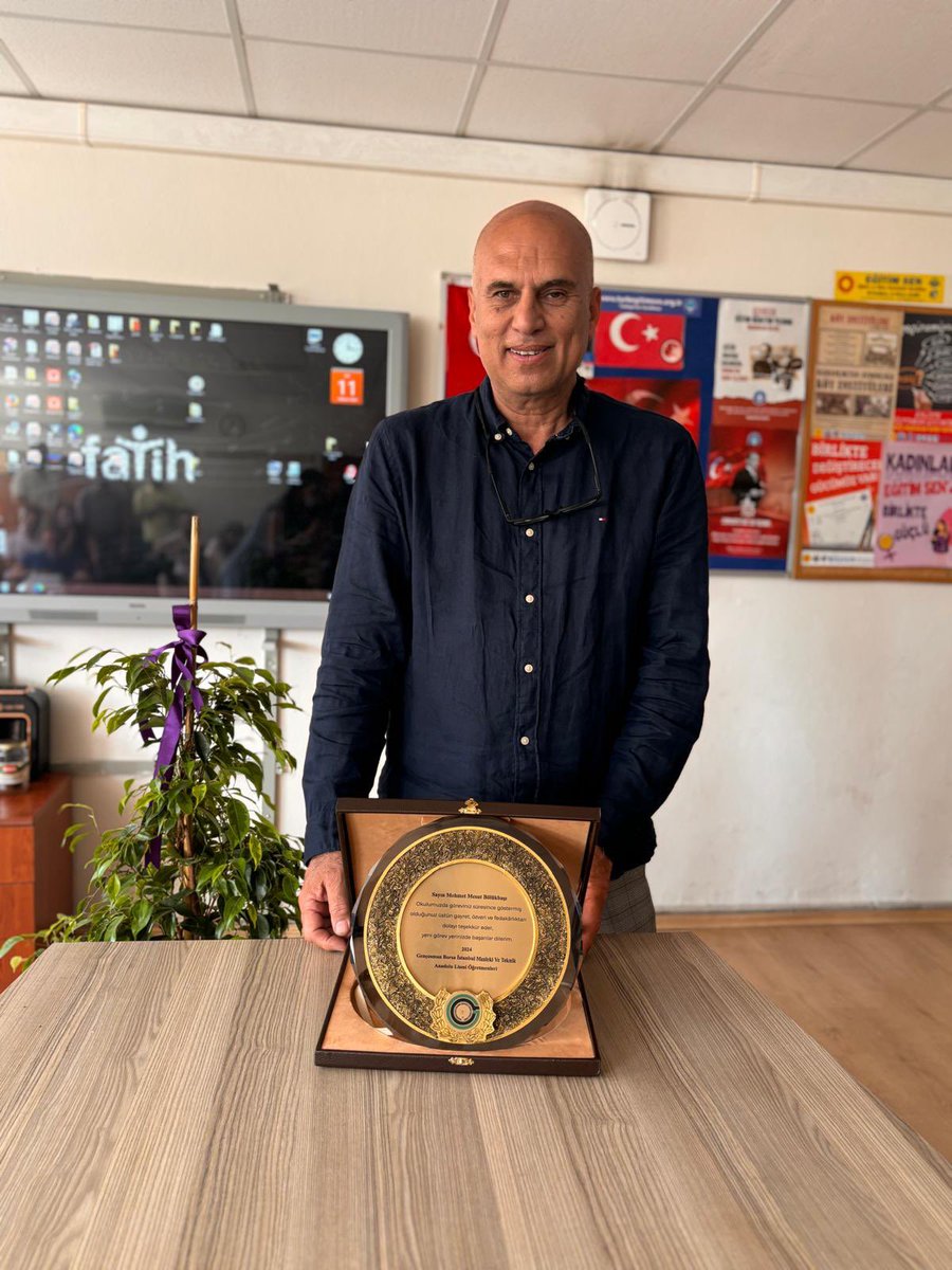 Okul müdürümüz Mehmet Mesut Bölükbaşı’na okulumuzdaki görev süresinin dolması sebebiyle bir vefa toplantısı düzenledik.Kendisine teşekkürlerimizi sunuyor yeni okulunda başarılar diliyoruz💕<a href="/_ferhat_ozturk/">Ferhat Öztürk</a> <a href="/MemGungoren/">Güngören İlçe Millî Eğitim Müdürlüğü</a>