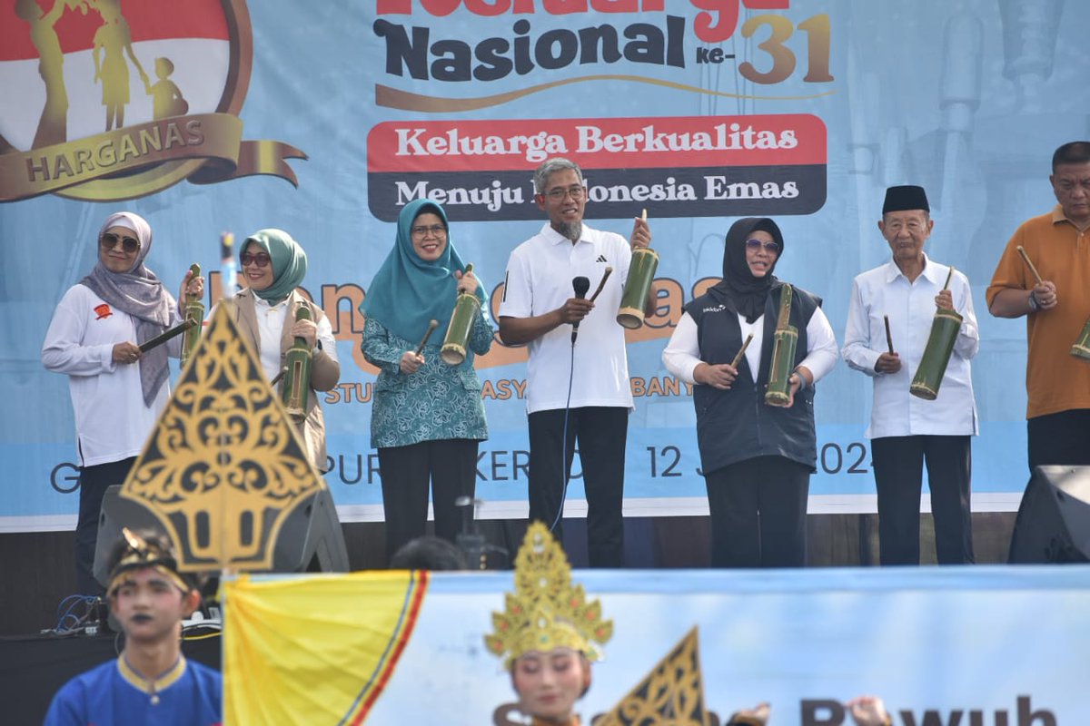 humasjateng's tweet photo. "Keluarga tempat dimana nilai-nilai kasih sayang dan agama diajarkan dan diimplemetasikan. Keluarga juga berperan penting dalam membangun nilai bersosialisasi, toleransi & saling menghormati antarsesama.โ
-Sekda Jateng Sumarno-
(Peringatan #Harganas, Kab. Banyumas,(12/6/ 2024) https://t.co/trFwTSXMmB