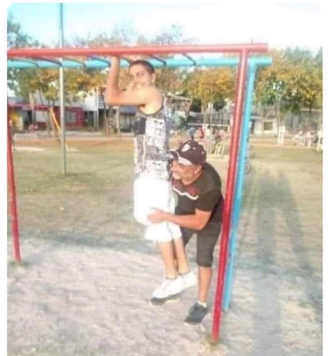 hectorkn2's tweet photo. Cuando tu papá aparece y quiere recuperar el tiempo perdido JAJAJA 😅 https://t.co/Gil3rb6VYH