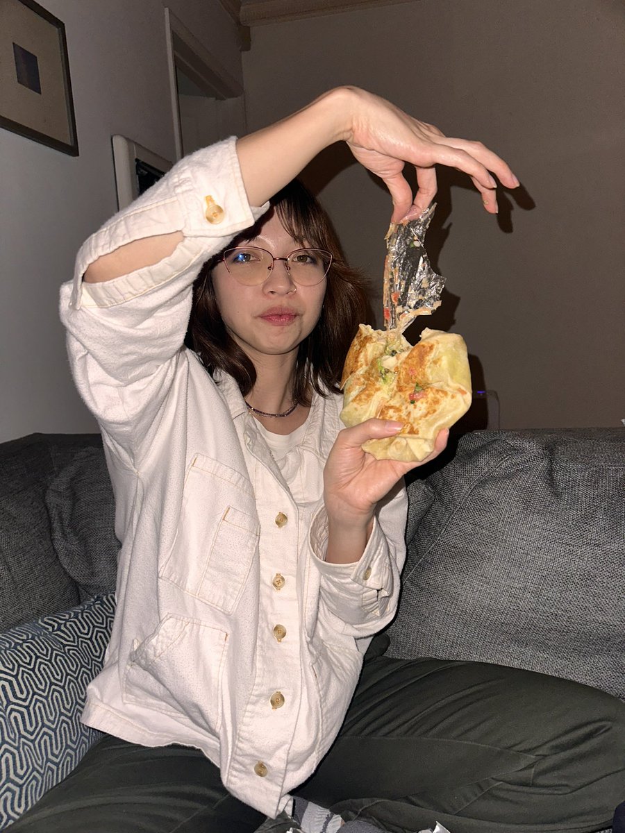 annallmao's tweet photo. @ElPolloLoco why did i just find a piece of plastic in my stuffed quesadilla……..? https://t.co/Y1tFORTPrq