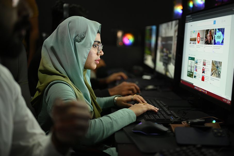 LondonU's tweet photo. From Bangladesh to Malaysia to Pakistan, our community of Recognised Teaching Centres & super talented students have brought our campaign to life. Through their experiences, they showcase the power of joining #TheWorldClass.
Join our worldwide classroom: https://t.co/ZAXFTVCofK https://t.co/fRbsx0ZNw0