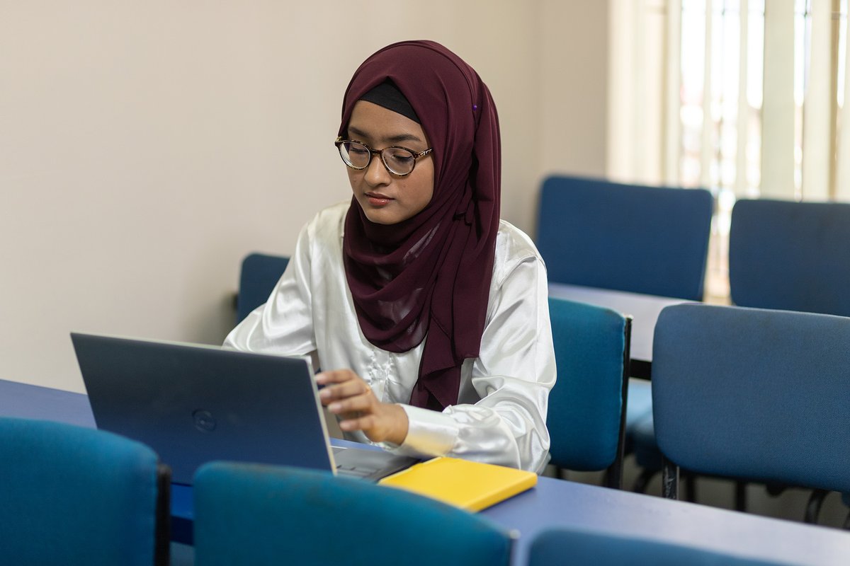 LondonU's tweet photo. From Bangladesh to Malaysia to Pakistan, our community of Recognised Teaching Centres & super talented students have brought our campaign to life. Through their experiences, they showcase the power of joining #TheWorldClass.
Join our worldwide classroom: https://t.co/ZAXFTVCofK https://t.co/fRbsx0ZNw0