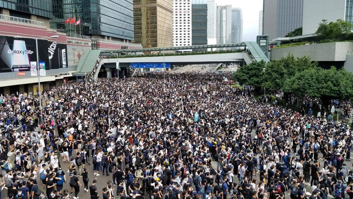 CindyWan19's tweet photo. Five years ago today, 12 June 2019, 612, the anti-extradition bill proposed by Carrie Lam’s regime goes to LegCo for a second reading.
The popos deployed their special velociraptors. Year gas and pepper spray.
Photos I collected from that day.
Never forget.
(different sources)
1/ https://t.co/OuNYqtF9JF