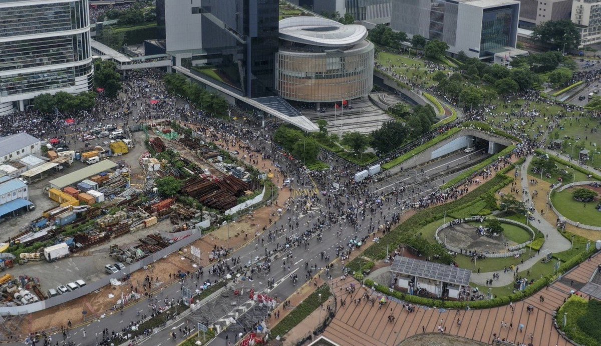 CindyWan19's tweet photo. Five years ago today, 12 June 2019, 612, the anti-extradition bill proposed by Carrie Lam’s regime goes to LegCo for a second reading.
The popos deployed their special velociraptors. Year gas and pepper spray.
Photos I collected from that day.
Never forget.
(different sources)
1/ https://t.co/OuNYqtF9JF