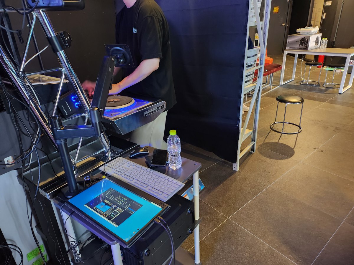 비트매니아 방송컴 사용가능합니다

후면에 암막을 설치했습니다