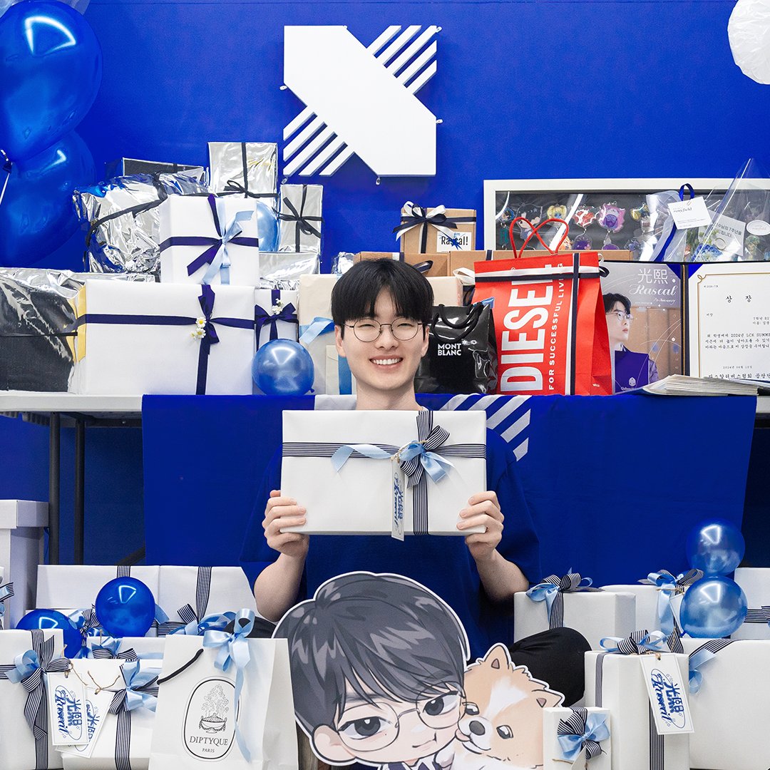 DRX_LCK's tweet photo. 𝟮𝟬𝟮𝟰 𝗟𝗖𝗞 𝗦𝗨𝗠𝗠𝗘𝗥 𝗗𝗥𝗫 𝗟𝗼𝗟 𝗣𝗔𝗥𝗞 𝗦𝗨𝗥𝗣𝗥𝗜𝗦𝗘 𝗘𝗩𝗘𝗡𝗧🎉

📢 DRX Rascal 선수가 준비한 특별 이벤트
DRX Rascal 선수 누나분께서 준비한 깜짝 선물을 받아가세요!

-개막전 특별 이벤트 상품은 DRX ZONE 방문자에 한하여 선착순으로 제공됩니다. (선착순 100명)
-DRX ZONE(부스) 운영 시간: 경기 시작 전 1시간 운영

* LCK SUMMER DRX 부스 이벤트는 추후 공개될 예정입니다.

The surprise event prepared by DRX Rascal.
Receive a surprise gift prepared by DRX Rascal's sister!

-The surprise event gift for the opening match will be provided on a first-come, first-served basis to visitors of the DRX ZONE. (Limited to the first 100 people)
-DRX ZONE operating hours: 1 hour before the start of the match.

* The LCK SUMMER DRX booth event will be announced at a later date.

#DRX #DRXWIN #EnjoyChallenge