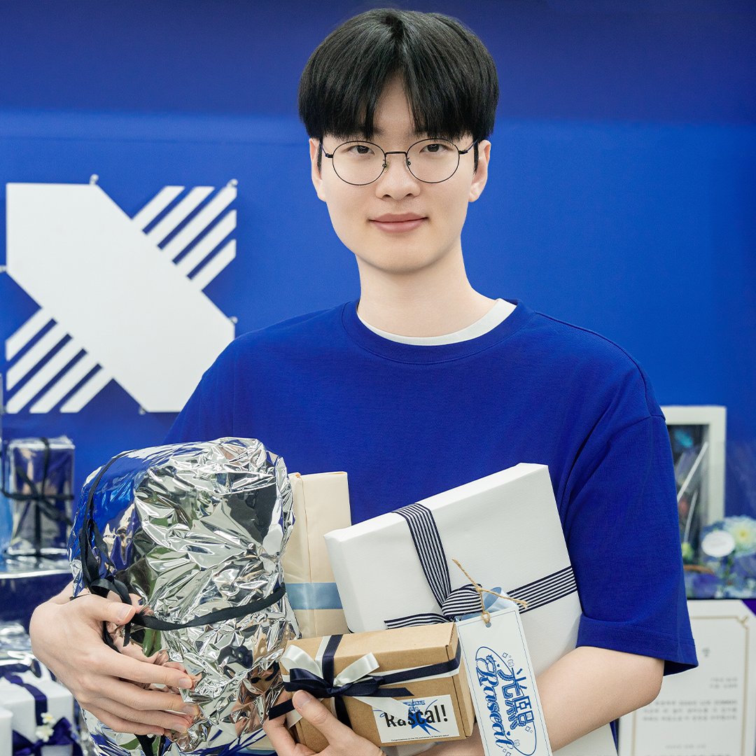 DRX_LCK's tweet photo. 𝟮𝟬𝟮𝟰 𝗟𝗖𝗞 𝗦𝗨𝗠𝗠𝗘𝗥 𝗗𝗥𝗫 𝗟𝗼𝗟 𝗣𝗔𝗥𝗞 𝗦𝗨𝗥𝗣𝗥𝗜𝗦𝗘 𝗘𝗩𝗘𝗡𝗧🎉

📢 DRX Rascal 선수가 준비한 특별 이벤트
DRX Rascal 선수 누나분께서 준비한 깜짝 선물을 받아가세요!

-개막전 특별 이벤트 상품은 DRX ZONE 방문자에 한하여 선착순으로 제공됩니다. (선착순 100명)
-DRX ZONE(부스) 운영 시간: 경기 시작 전 1시간 운영

* LCK SUMMER DRX 부스 이벤트는 추후 공개될 예정입니다.

The surprise event prepared by DRX Rascal.
Receive a surprise gift prepared by DRX Rascal's sister!

-The surprise event gift for the opening match will be provided on a first-come, first-served basis to visitors of the DRX ZONE. (Limited to the first 100 people)
-DRX ZONE operating hours: 1 hour before the start of the match.

* The LCK SUMMER DRX booth event will be announced at a later date.

#DRX #DRXWIN #EnjoyChallenge