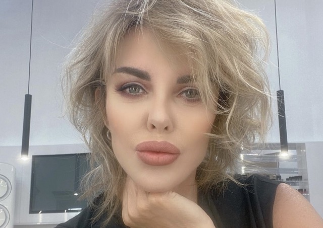 SPYit_official's tweet photo. Alba Parietti cambia look, fan impazziti: “Dimostri 10 anni in meno”
LINK https://t.co/80euABT7wV
#AlbaParietti #cambialook #fanimpazziti #10anniinmeno #look #capelli @albapariettiof  #selfie #filtri #63anni https://t.co/cK9AOEVvw0