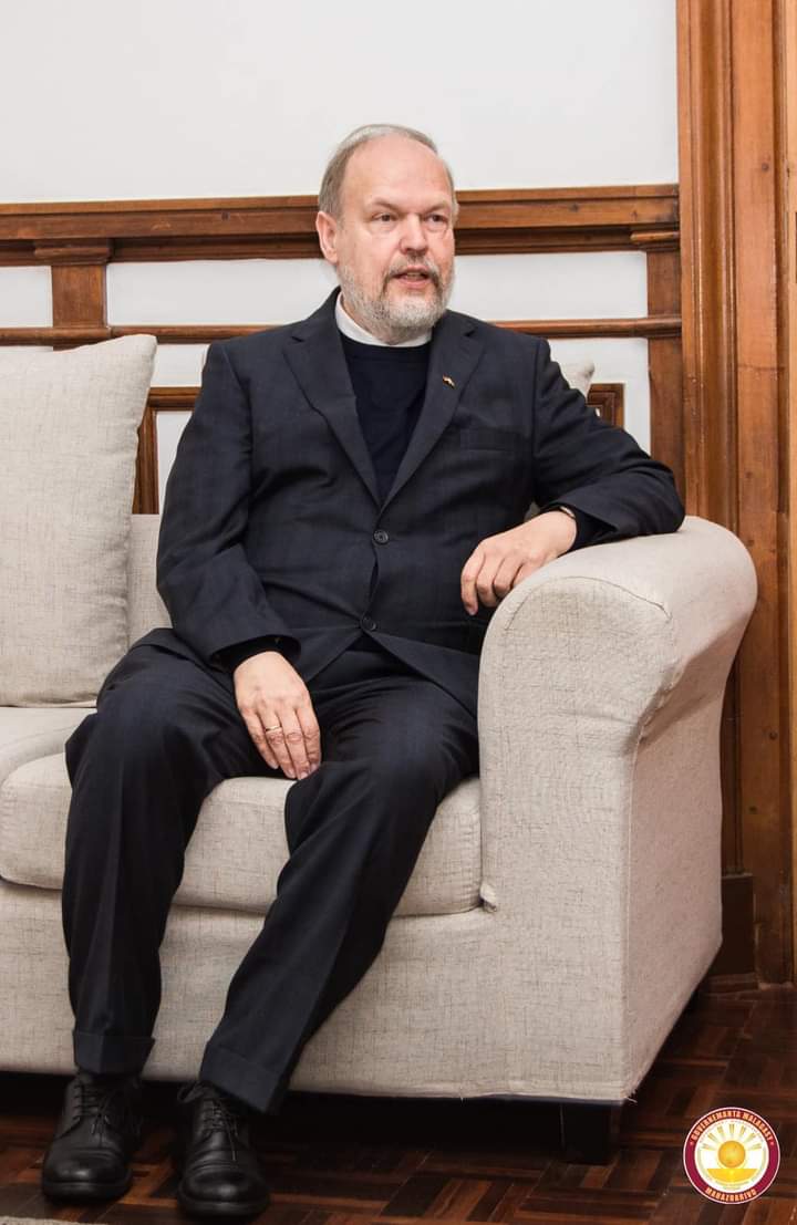 Amb_Ger_MDG_MUS's tweet photo. Ce lundi, l’Ambassadeur @GerAmbMadag, s’est rendu à la Primature pour effectuer sa visite d’adieu avec le PM, @ChristianNtsay
Ils ont passé en revues les axes de coopération bilatérales étroites et exprimé leurs reconnaissances pour les travaux effectués🇩🇪🤝🇲🇬. https://t.co/KH739wtaME