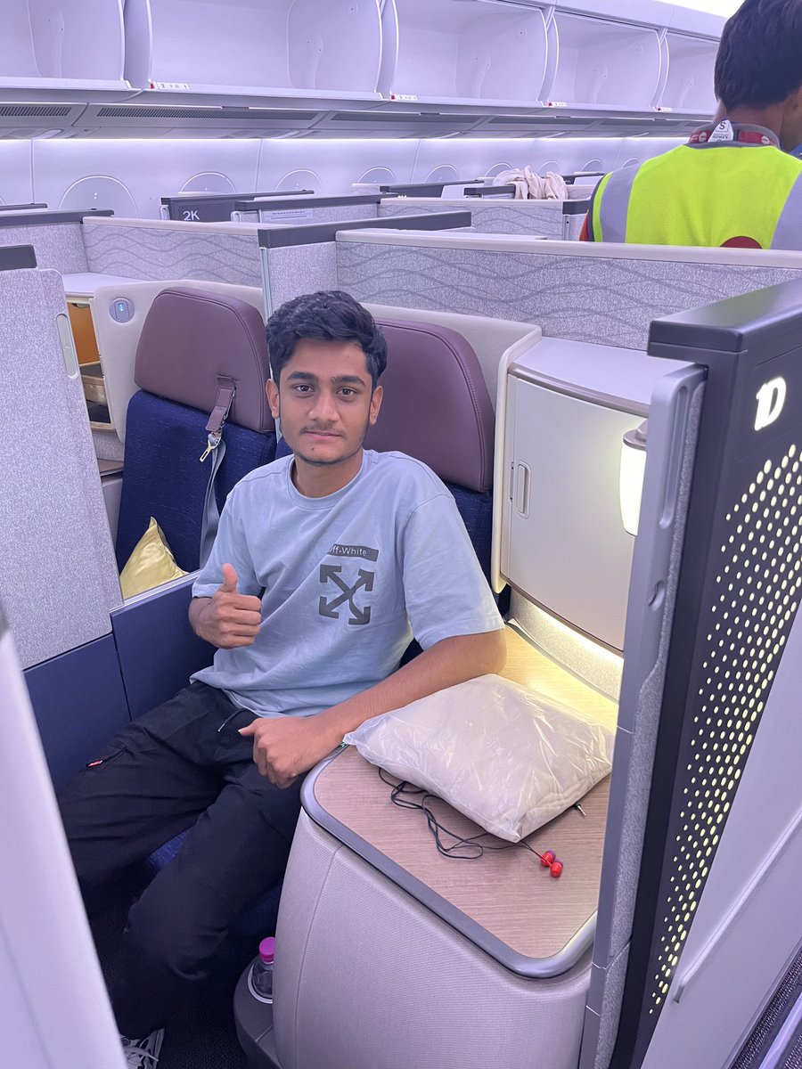 railstech11's tweet photo. Dear Crew of Air India Flight AI587,
Iam writing to express my sincere gratitude for the outstanding service provided during my recent flight. I wud really like to thnk Naiya nd crew who made this jrny so spcl nd an end to unfrgtble experience Thank you @airindia #AI350  #aicrew https://t.co/MxvhJTi2n6