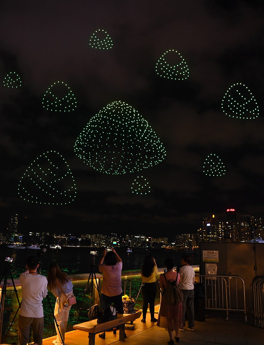 ChanJoe18's tweet photo. More than 1,000 drones teamed up to present a stunning 10-minute #lightdisplay over #HongKong's iconic Victoria Harbour on Monday, celebrating China's annual #DragonBoatFestival. https://t.co/rC8XszrCnR
