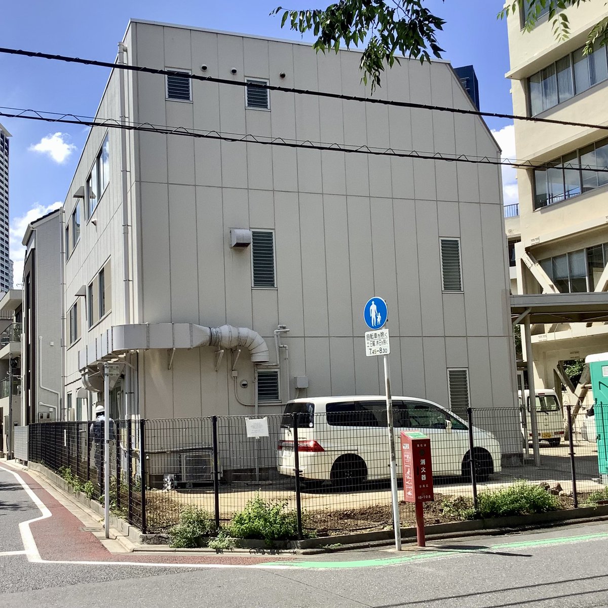hakuo416's tweet photo. 真珠のミキモトって製造セクションが中目黒にあって、実に見事なバラの垣根が名物だったんだけど、久しぶりに近くを通ったら全撤去されててショックだった。が、よく見れば素敵すぎる置き手紙が柵に貼られてて泣いた……。素敵すぎるぜミキモト！ https://t.co/TPKtUdThA8