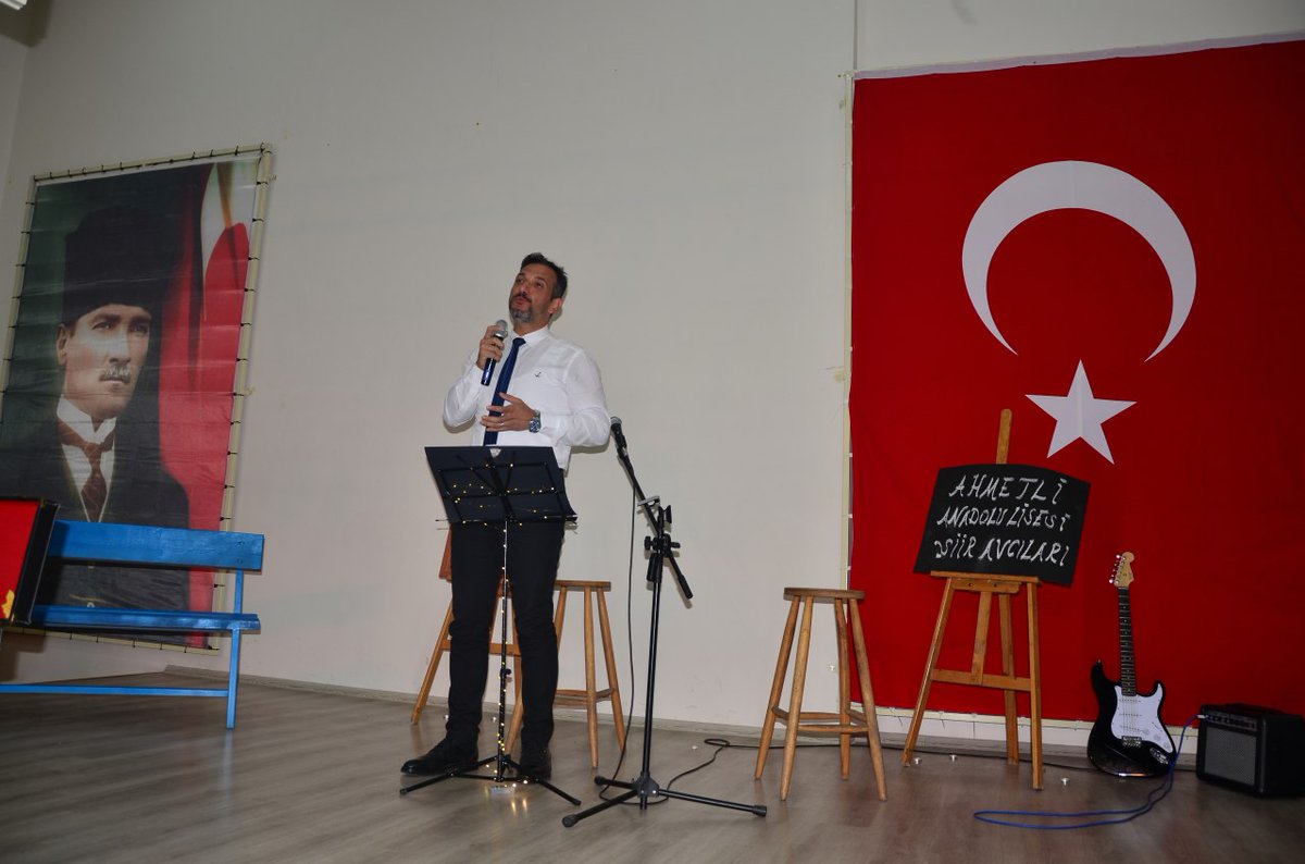 il_mem_45's tweet photo. İl Müdürümüz Mehmet UĞURELLİ, Ahmetli Anadolu Lisesi öğrenci ve öğretmenleri tarafından hazırlanan "Anadolu'da Bir Yaz Akşamı" adlı şiir dinletine katıldı. https://t.co/4vJP6xIzUq