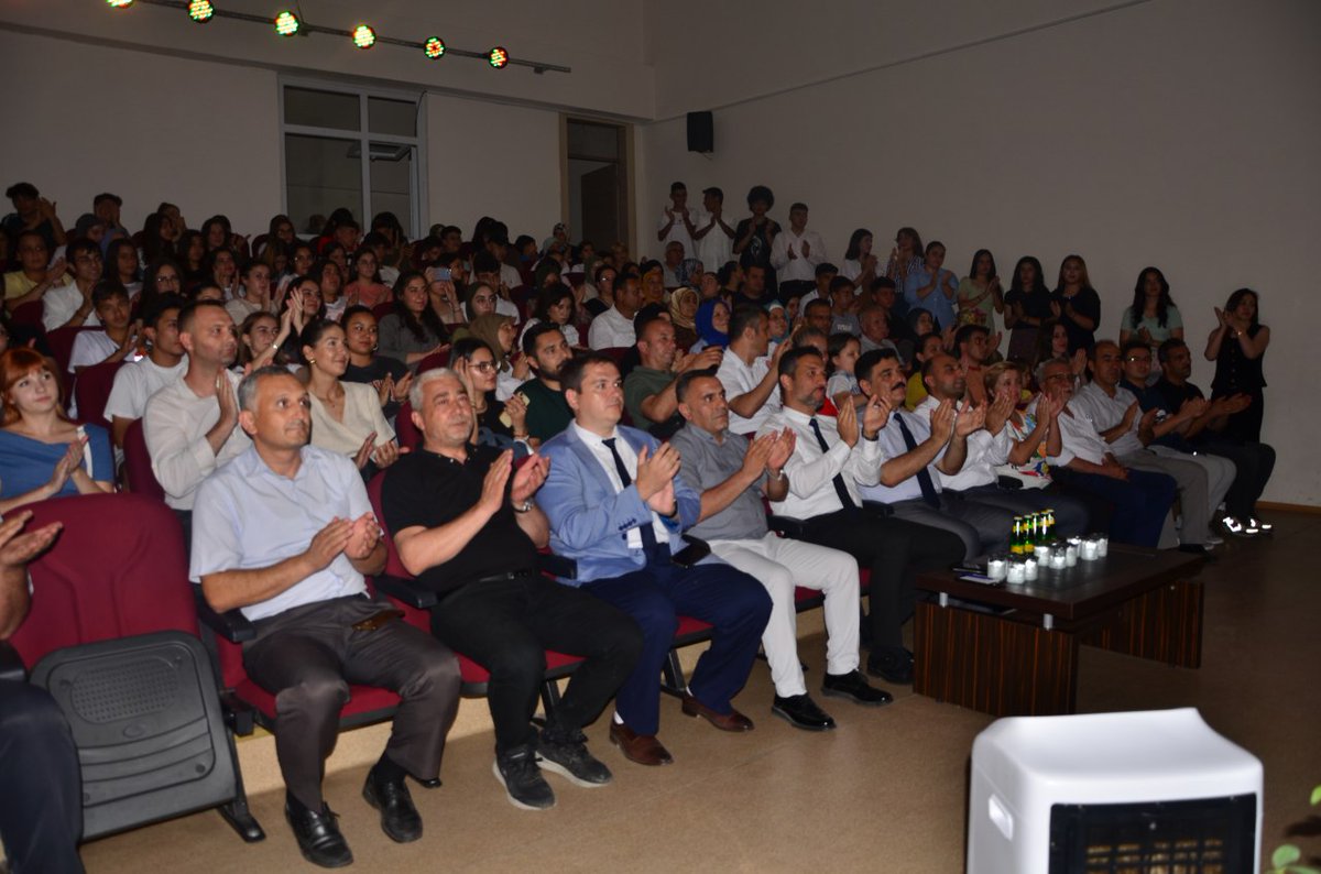 il_mem_45's tweet photo. İl Müdürümüz Mehmet UĞURELLİ, Ahmetli Anadolu Lisesi öğrenci ve öğretmenleri tarafından hazırlanan "Anadolu'da Bir Yaz Akşamı" adlı şiir dinletine katıldı. https://t.co/4vJP6xIzUq