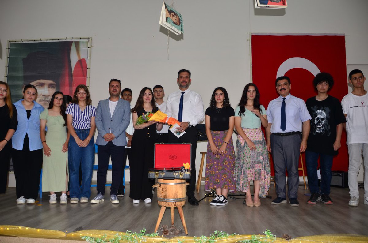 il_mem_45's tweet photo. İl Müdürümüz Mehmet UĞURELLİ, Ahmetli Anadolu Lisesi öğrenci ve öğretmenleri tarafından hazırlanan "Anadolu'da Bir Yaz Akşamı" adlı şiir dinletine katıldı. https://t.co/4vJP6xIzUq