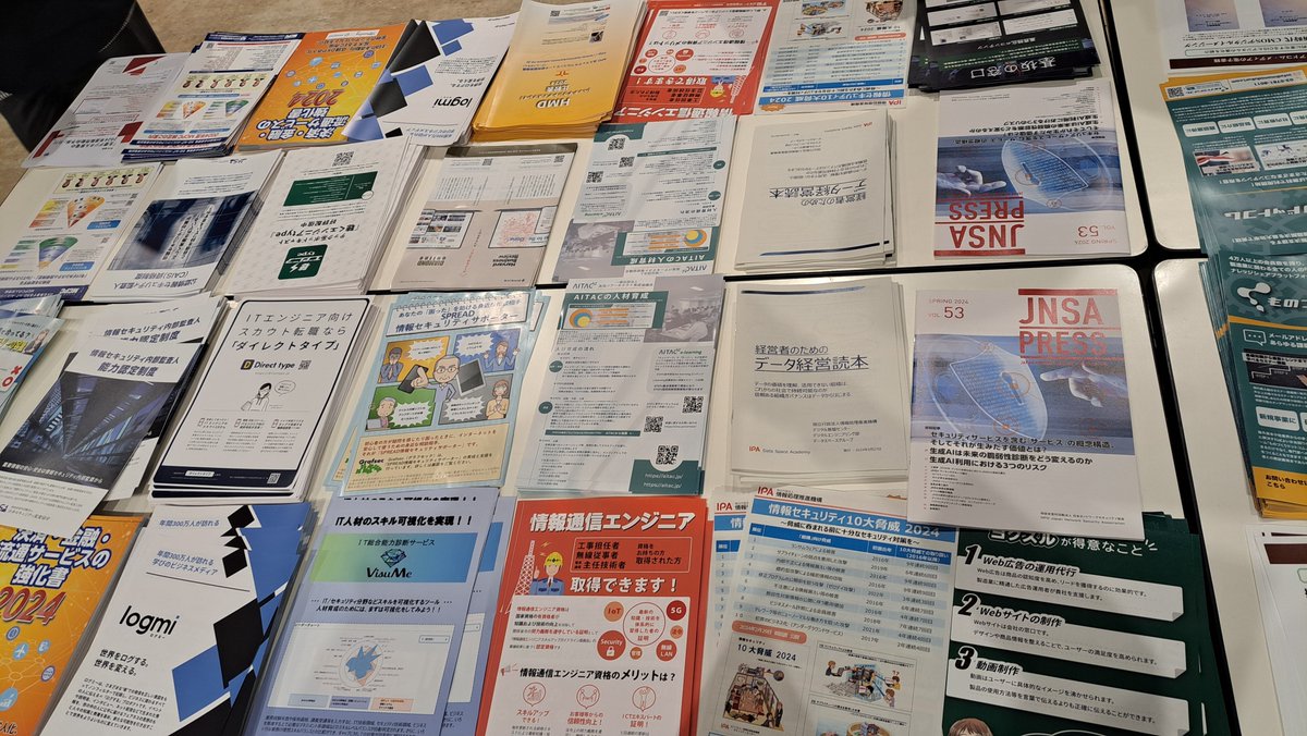 AITAC44280556's tweet photo. 入り口からエスカレータ降りてすぐの資料台に
AITACもチラシを設置中！
#Interop
#AITAC https://t.co/G9krgjWeLG