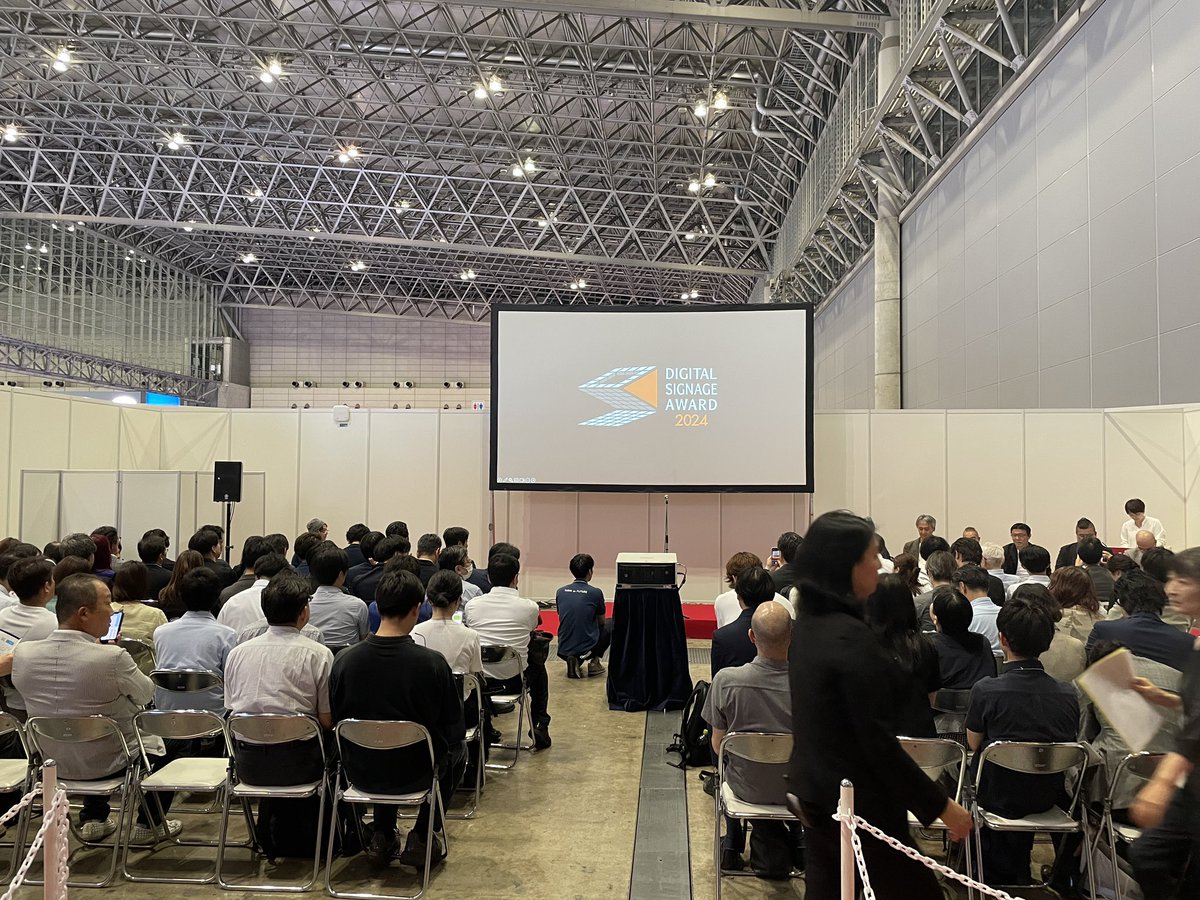 madoka55537's tweet photo. 2019年 デジタルサイネージアワードでクリエイティブ賞を受賞。
この時をきっかけにサイバー南無南無は東京での活動を始めた。
5年たった今、この会場で実演と公演をさせていただく
感動してウルウルしてる
サイバー南無南無の実演は17:40 G会場
#サイバー南無南無
#Interrop
#cybernamunamu https://t.co/JQU5iw2mMS