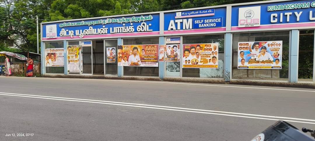 singrameshkuma6's tweet photo. #அதிகாரம் மிக கேவலமானது இந்த #திமுக ஆட்சியில் என்பதற்கு இதுவும் ஒரு உதாரணம்...
கும்பகோணம் நால்ரோடு பயணிகள் பேருந்து நிறுத்தம் 

காலம் மாறும் காட்சிகளும் மாறும்....
#ADMK_TNJ https://t.co/z0DG093RMK