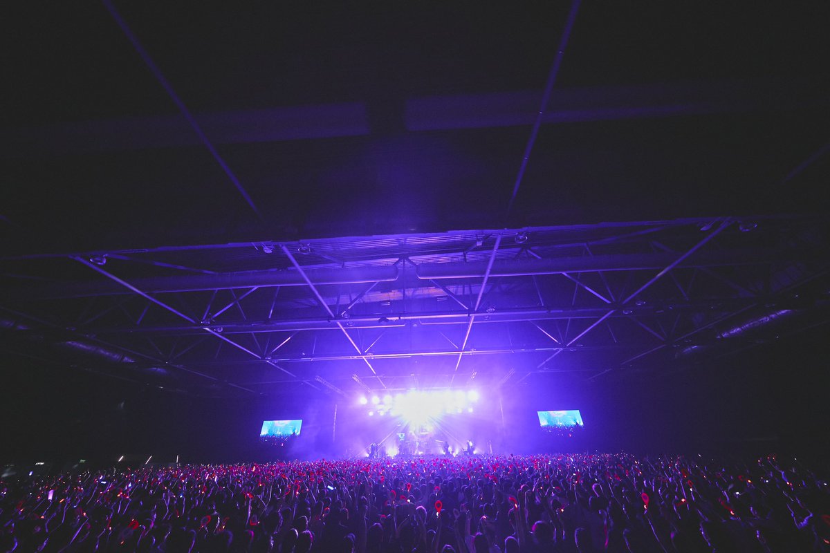 zutomayo_staff's tweet photo. ZUTOMAYO INTENSE in 香港　
6,000 people 多謝 https://t.co/5QyhKVW5o3