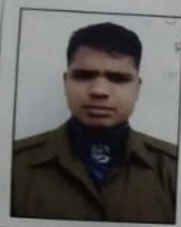 journo_jitendra's tweet photo. हीरानगर #कठुआ एनकाउंटर में #CRPF की 121वीं बटालियन का जवान कबीर दास विकी, शहीद हो गया है। वह मध्यप्रदेश के छिंदवाड़ा जिले के पुलपुलडोह गांव का रहने वाला था। 🙏
-#Jammu_Kashmir 
#Terrorist #encounter #JammuKashmir https://t.co/5QeoZgVIUE