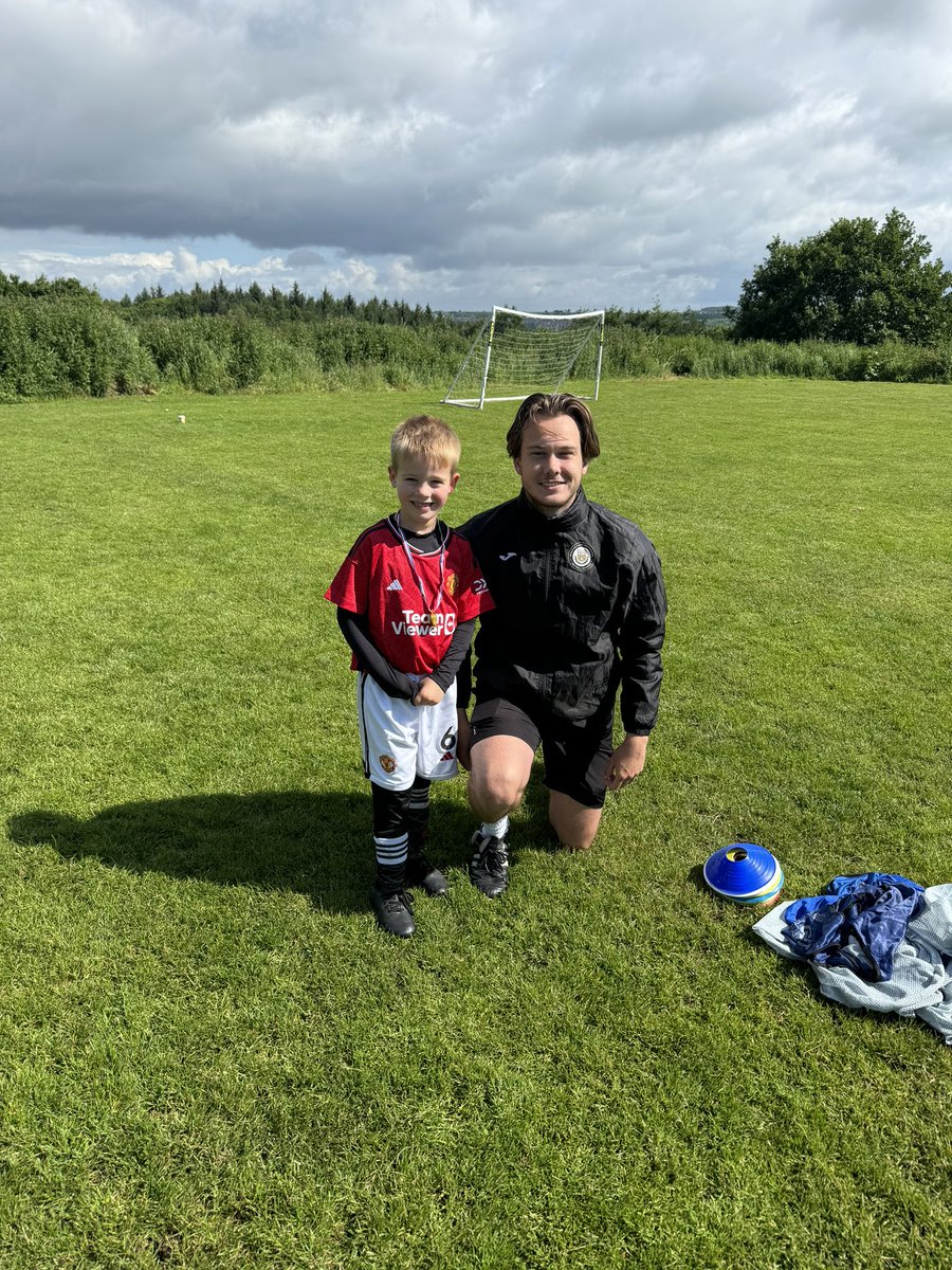 ProjectSport_UK's tweet photo. 🌟🏅 Star of the Week Alert! 🏅🌟 Huge congratulations to Harrison, our Shelley Star of the Week! Awarded by Coach Liam for his incredible improvement all over the pitch. Keep shining, Harrison! 🌟⚽ #StarOfTheWeek #ShelleySports #CoachLiam #KeepImproving https://t.co/HohoTTS401