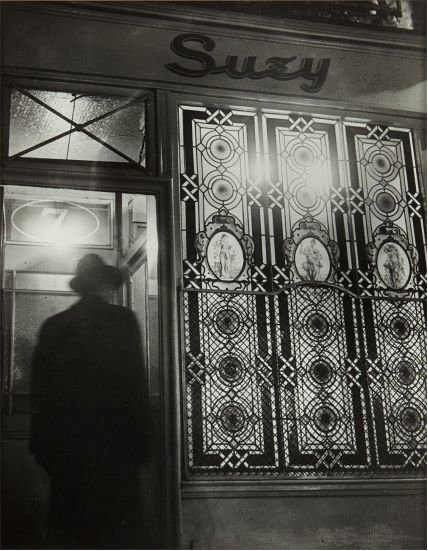 CasaLettori's tweet photo. Brassaï Chez Suzy, rue Grégoire-de-Tours, Paris c.1932
#Fotogrammi a #CasaLettori https://t.co/aEzKShls3c