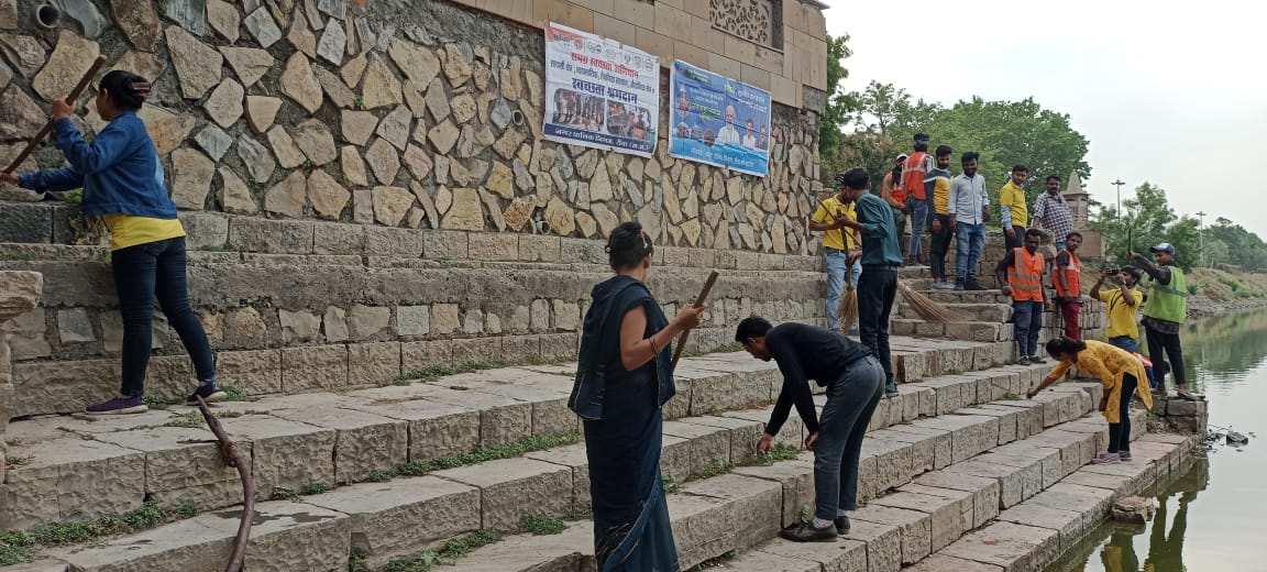 RewaOsv's tweet photo. नमामि गंगे अभियान के अंतर्गत चलाये जा रहे 10 दिवसीय स्वच्छता अभियान के तहत आज सुबह रानी तलाव में श्रमदान किया गया |
आप भी इस स्वच्छता श्रमदान में आमंत्रित है |
#जल_गगा_संवर्धन_अभियान 5 से 16 जून 2024
#नमामि_गंगे
#जल_गंगा_संवर्धन_अभियान
#वन्दे_जलम्
#अमृत_2.0
#samarcamp https://t.co/VKjMmdkWKv