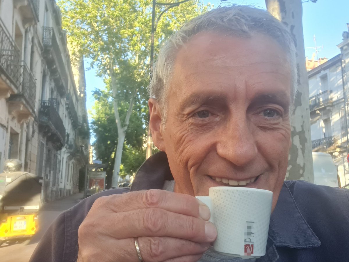 Petit café place Carnot avant de rejoindre l'équipe de #RochSante
<a href="/AesioSante/">AÉSIO Santé</a>
#Montpellier