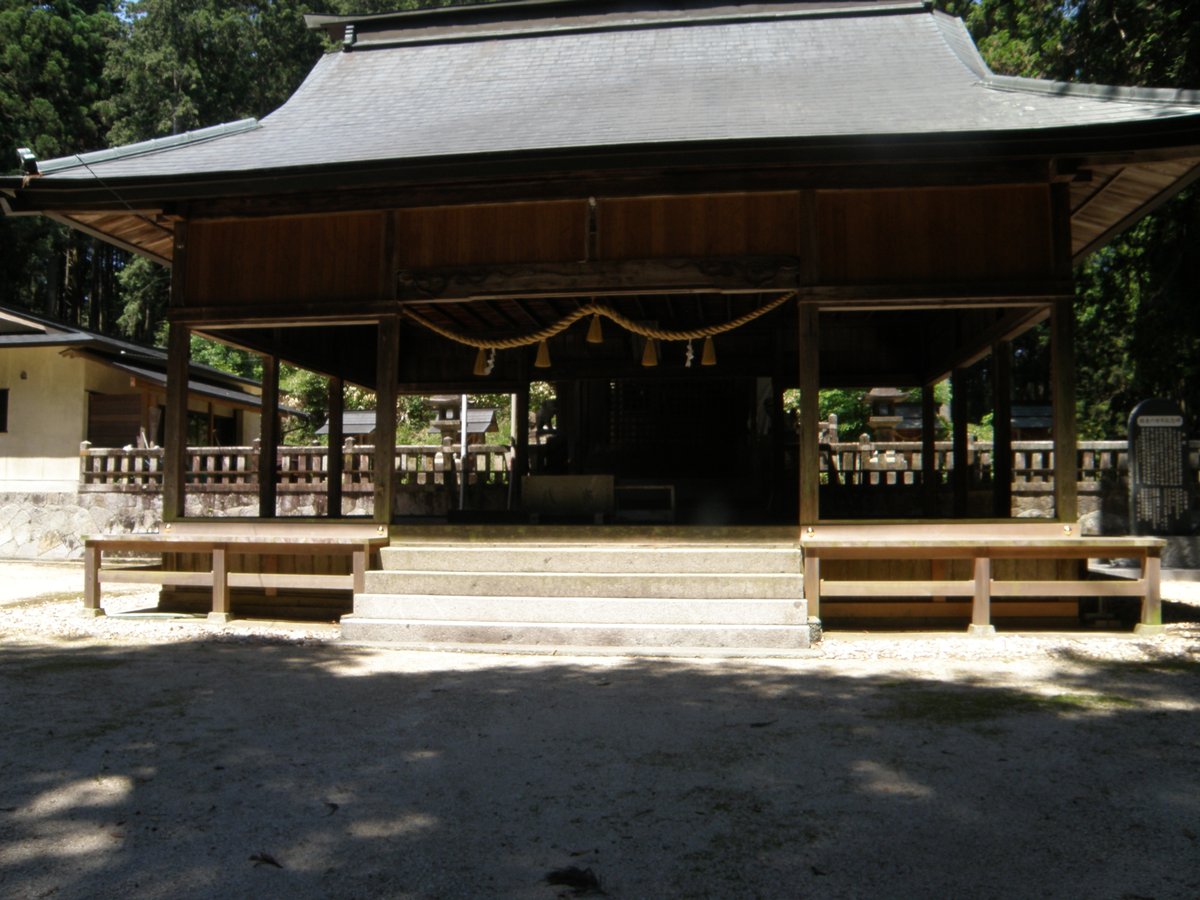 職場体験でお世話になっている小原中学校の増岡です。
吉田の名水に行きました。私はあまり知らなかったのですが、結構有名な水と聞いて驚きました。
次に白山神社に行きました。きれいな所でした。