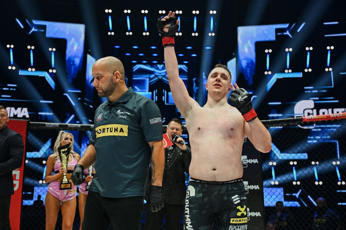 cloutmma's tweet photo. PATIRO vs MOKRY SUCHAR
Czy tego właśnie spodziewaliście się po chłopakach zza biurka? 😃
Złe emocje znalazły swoje zakończenie w klatce i, koniec końców, to Suchar wyszedł z tego pojedynku zwycięsko 😎
#CLOUTMMA5 https://t.co/nuqXn1Mjcu