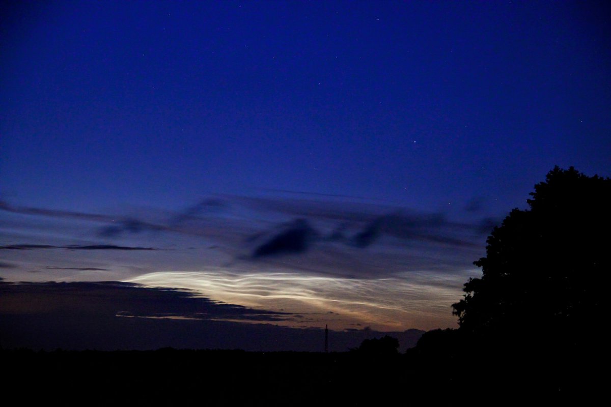 Guten Morgen. Ich war die Nacht wieder mit der Kamera unterwegs. 
*Leuchtende Nachtwolken*.
Eiskristalle die in 70-85km Höhe selbst mitten in der Nacht (0:43) von der Sonne angeleuchtet werden. Sie sind nur in den ca. 4 Wochen vor/nach der Sommersonnenwende zu sehen.