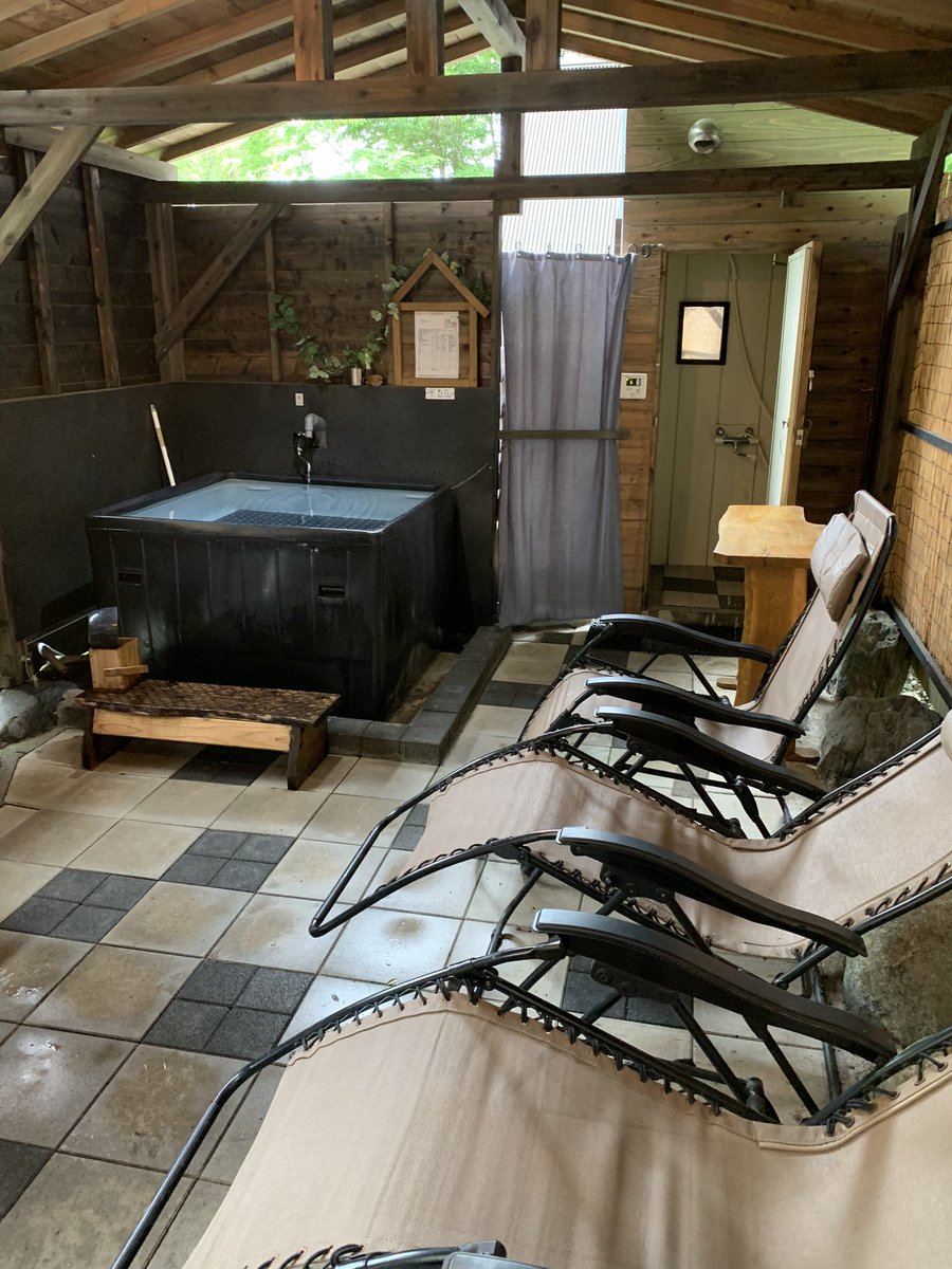 birdsaunas's tweet photo. 先週末は山梨県の道志にある水之元キャンプ場さんのサウナ堂にお邪魔してきました🐤
初めてのアウトドアサウナでしたが控えめに言って最高✨
95〜100℃のサ室に湧水の水風呂、インフィニティチェア完備で更に道志川にダイブまで出来る！
最高なサウナ体験だった…😇
#サウナ #山梨 #アウトドア https://t.co/VDkampuQyu