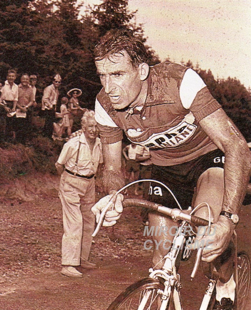 Miroir2Cyclisme's tweet photo. Raphael Géminiani, alias "le grand fusil", fête ses 99 ans aujourd'hui. On lui souhaite un très bon anniversaire 🎂
Raphael Géminiani, aka “the big gun”, celebrates his 99th birthday today. We wish him a very happy birthday 🎂
📸 MC
#RaphaelGeminiani #cyclisme #cycling #ciclismo #BOTD