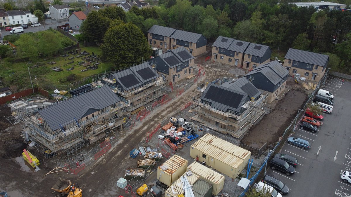 Exciting progress at our Samlet Road development! This impressive scheme features a mix of 1 and 2-bedroom apartments, as well as 2 and 3-bedroom houses, complete with ample amenity space. Samlet Road is a transformative project to develop 35 new homes for Caredig.