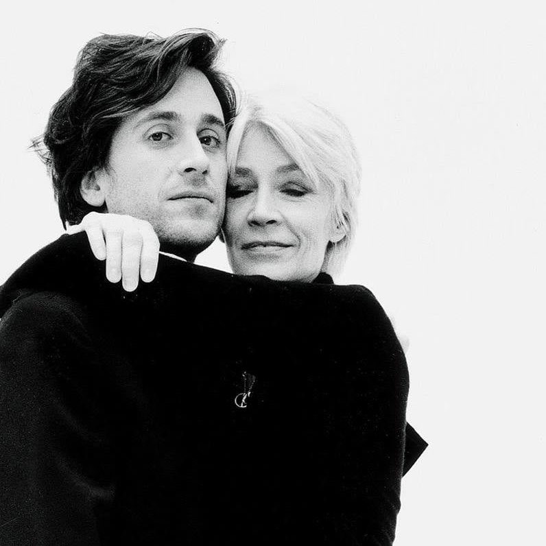 UMusicFrance's tweet photo. Très émues, toutes les équipes d’Universal Music France pensent très fort à Thomas et Jacques Dutronc ainsi qu’à toute sa famille. Françoise Hardy était une immense artiste. Une icône absolue, ses chansons nous accompagneront pour toujours.

Photo de Kate Barry, 2005. https://t.co/cA19inxD4m