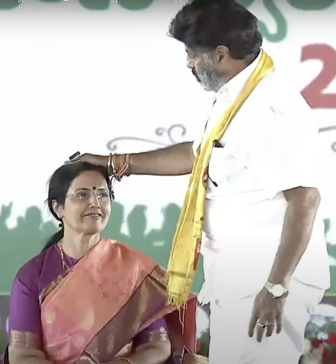viddhus8's tweet image. Affection &amp;amp; blessings of a Brother to his sister!

#Balakrishna #AndhraPradesh #OathCermony #NaraChandrababuNaidu