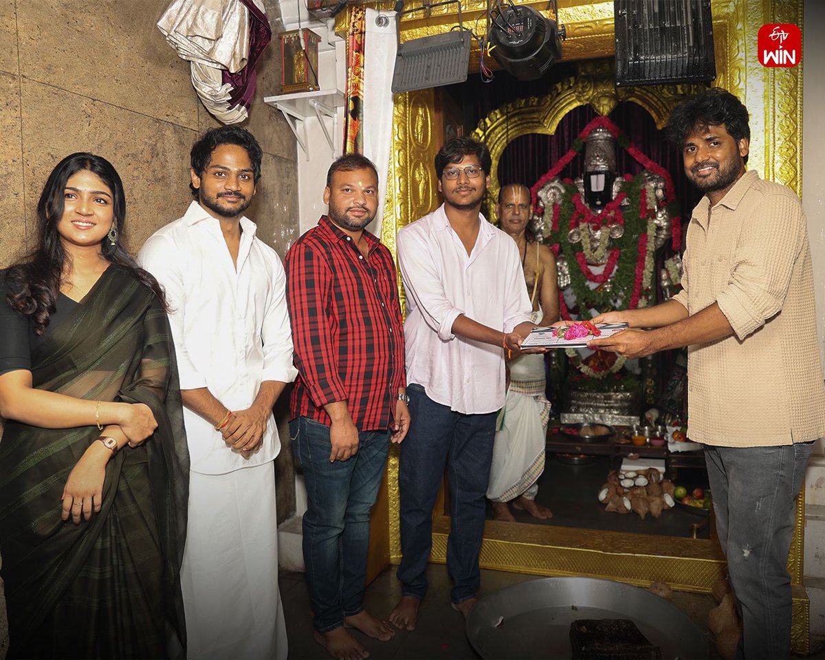 TrackTwood's tweet photo. #Etvwin’s upcoming web film featuring #ShanmukhJaswanth and #AnaghaAjith,
Directed by Pavan Kumar,
Produced by #SriAkkiyanArts.
Script by Vivek Athreya
Clap by @praveenfilms
Camera Switch on @BekkemVenugopal
First shot Direction #SubbuK @avinashvarma91
Filming begins soon 🎥 https://t.co/WuUbEIOtLf