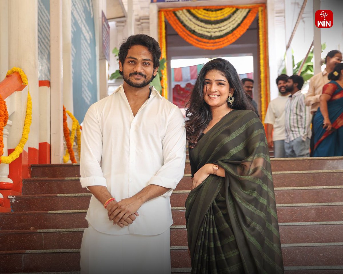 TrackTwood's tweet photo. #Etvwin’s upcoming web film featuring #ShanmukhJaswanth and #AnaghaAjith,
Directed by Pavan Kumar,
Produced by #SriAkkiyanArts.
Script by Vivek Athreya
Clap by @praveenfilms
Camera Switch on @BekkemVenugopal
First shot Direction #SubbuK @avinashvarma91
Filming begins soon 🎥 https://t.co/WuUbEIOtLf