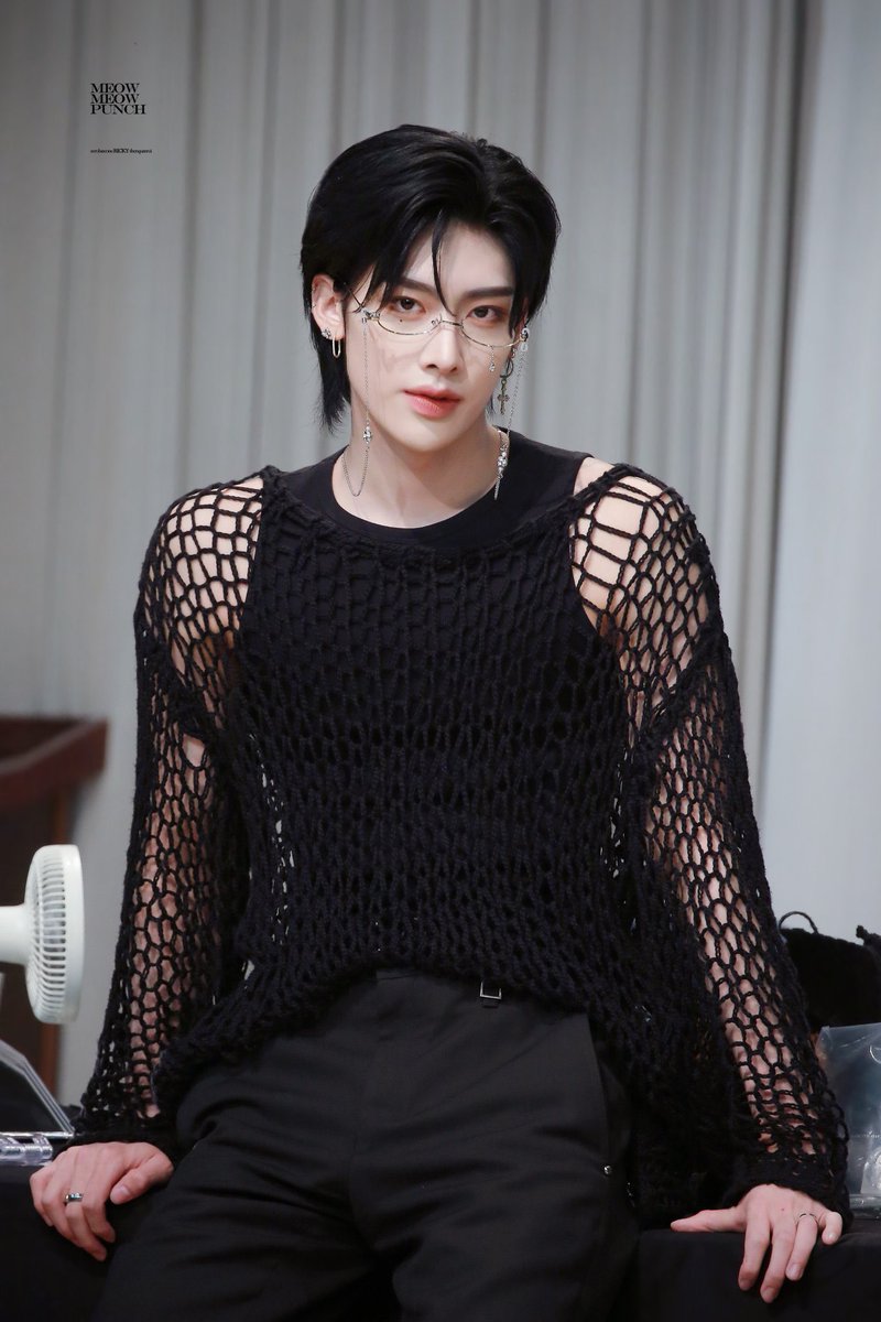 rickycores's tweet photo. this look >>>

#RICKY #리키 #沈泉锐 #ZB1 #ZEROBASEONE #제로베이스원 https://t.co/uDXd3ZuE77