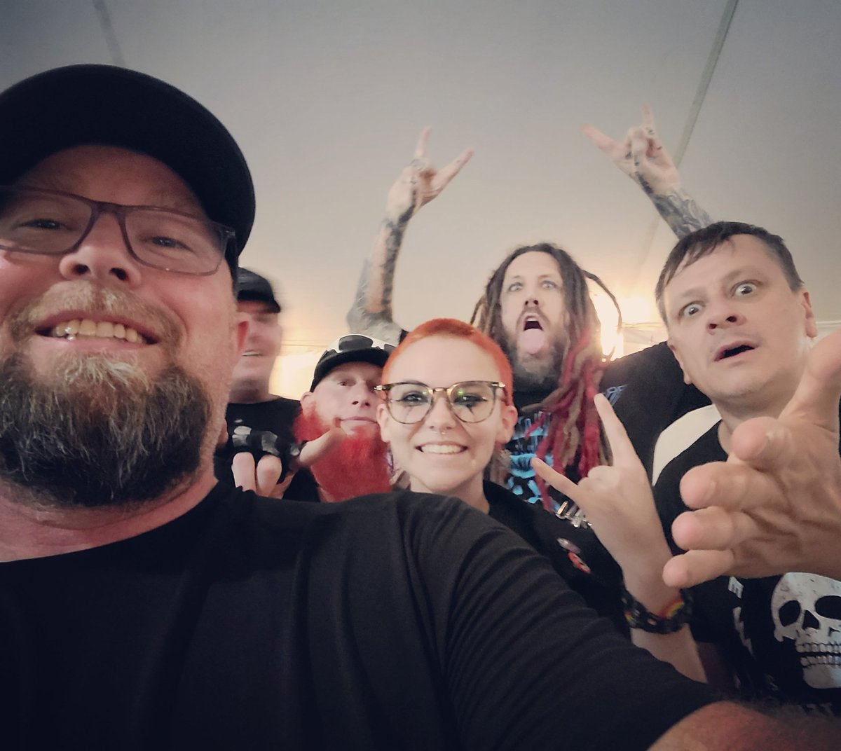 moshstarupdates's tweet photo. #korn with #moshstar and I'm #stillafreak #rayluzier with my bro #brianwelch backstage at #rocklahoma https://t.co/TrcTgnwFx3