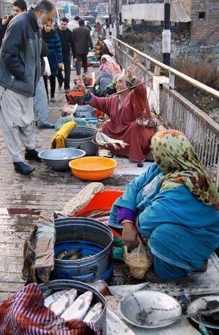 manshaaltaf's tweet photo. They are also working women, but no one will talk about them because they have chosen to cover their bodies. They, too, are earning for their families, but nobody is going to interview and promote them because they aren't wearing t-shirts and jeans. https://t.co/oqT0H2OVAo