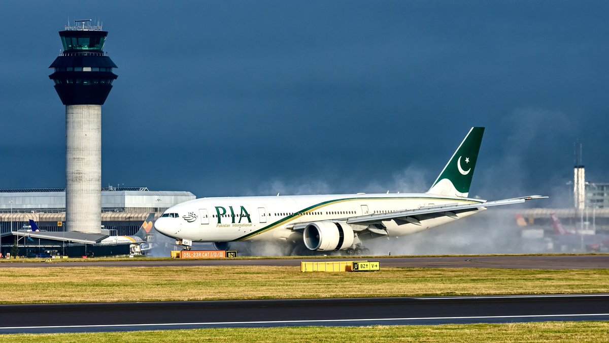 AvgeekMel's tweet photo. Sun after the rain storm ☔️Here is a #PIA B777-240LR AP-BGY arriving at @manairport a few years back kicking some some spray just as the sun decided to kindly make an appearance 😁✈️ #aviation #planespotting #avgeek #flymanchester https://t.co/rFAZx52TEM